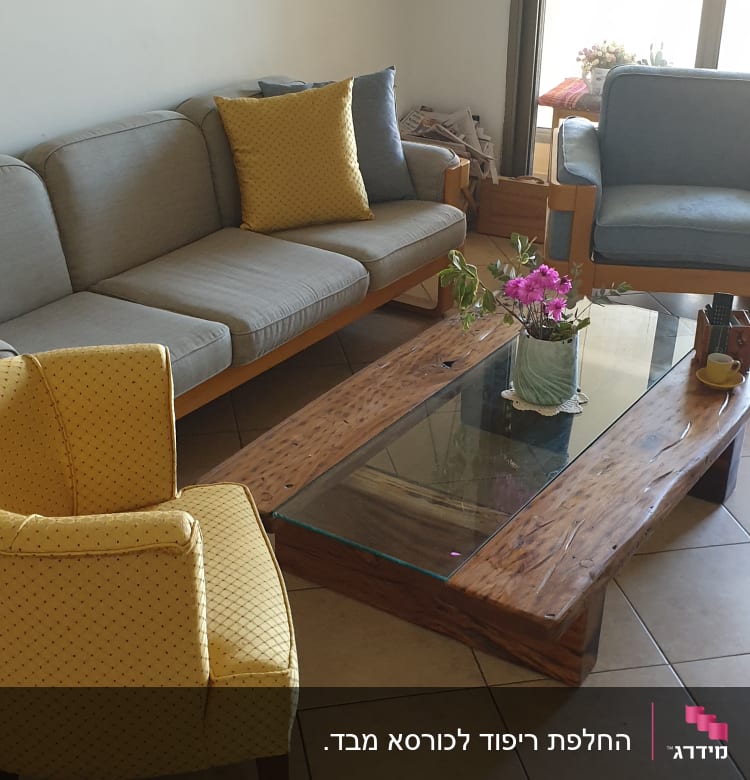 כריות צהובות על ספה אפורה בסלון